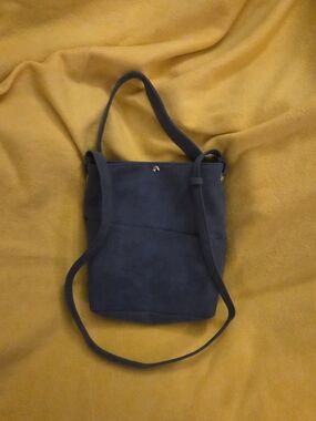 Suede Bucket Crossbody Bag in Deep Navy Snø